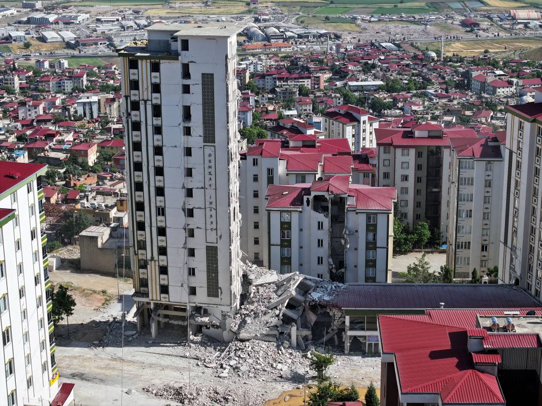 Kahramanmaraş'ta hasarlı binaların yıkımı sürüyor 4